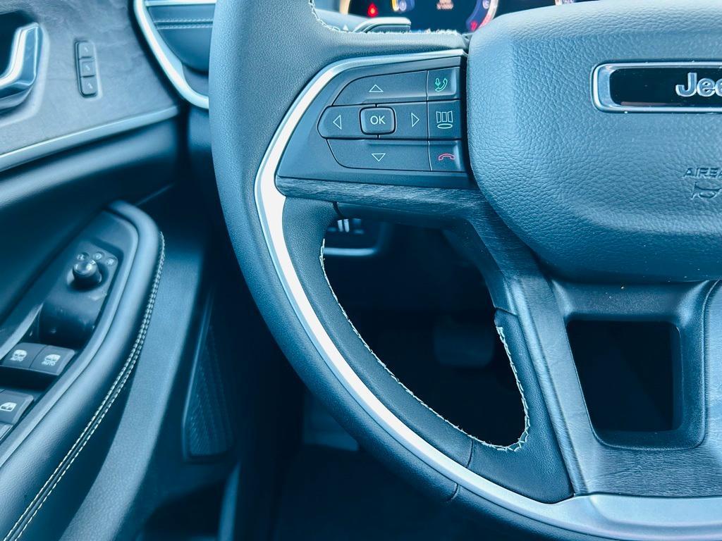 new 2025 Jeep Grand Cherokee car, priced at $43,014
