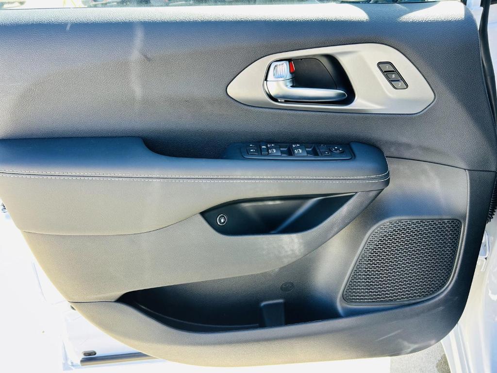 new 2026 Chrysler Pacifica Hybrid car, priced at $53,513