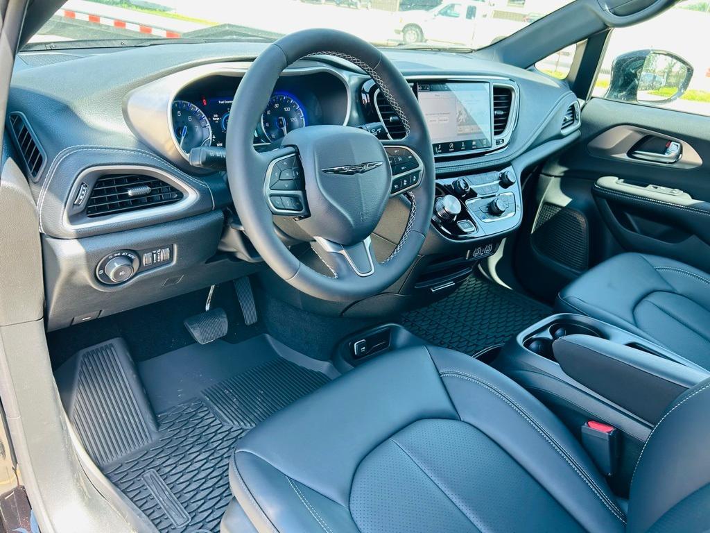 new 2025 Chrysler Pacifica car, priced at $45,572
