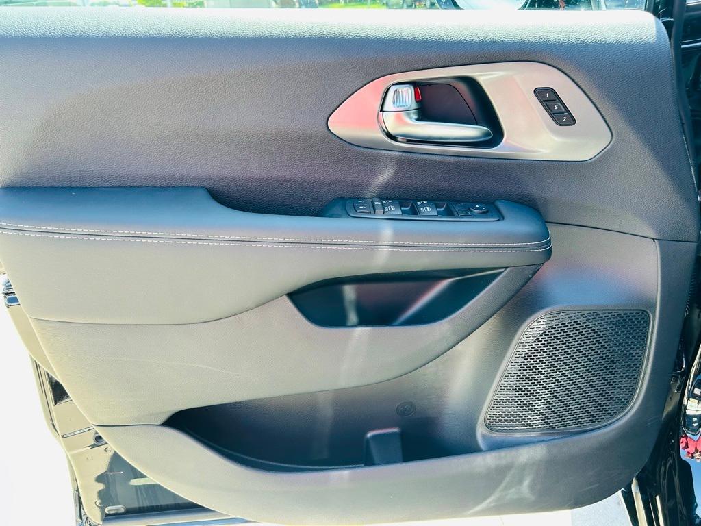 new 2025 Chrysler Pacifica car, priced at $45,572