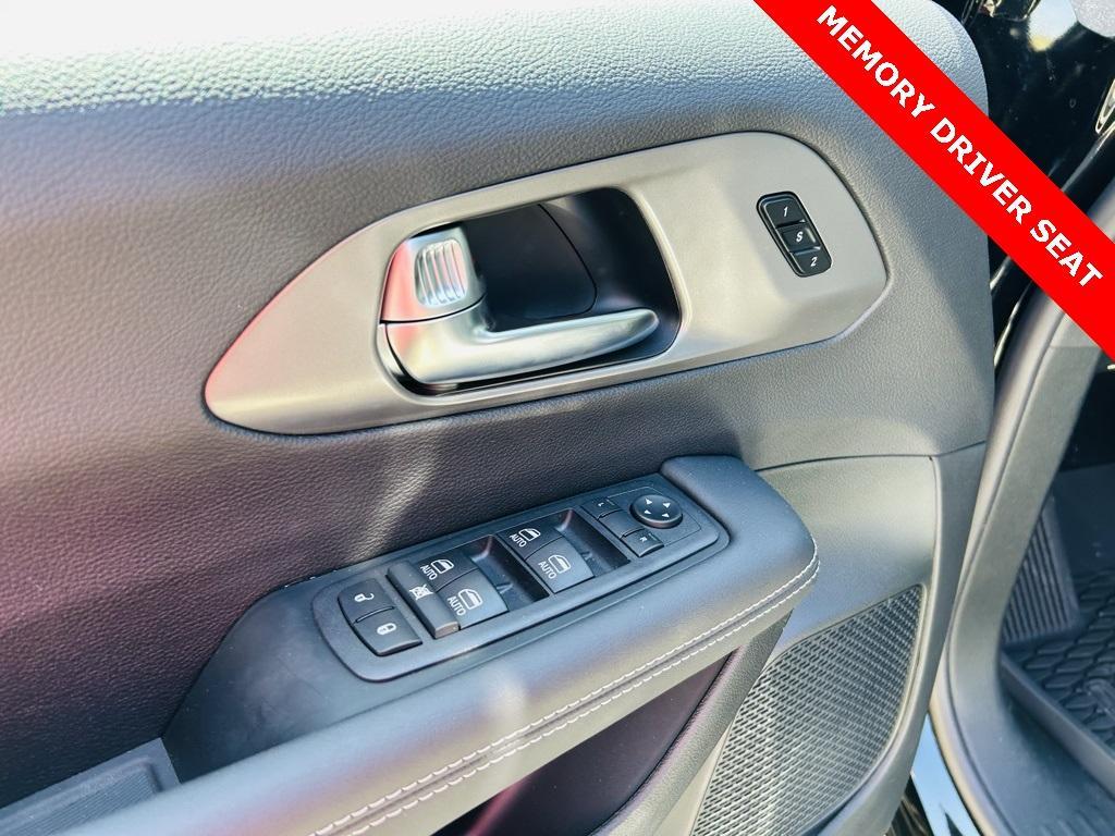 new 2025 Chrysler Pacifica car, priced at $45,572