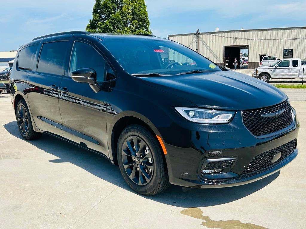 new 2025 Chrysler Pacifica car, priced at $45,572