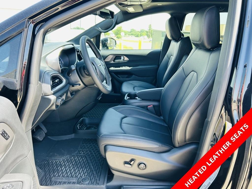 new 2025 Chrysler Pacifica car, priced at $45,572