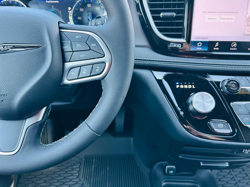 new 2025 Chrysler Pacifica car, priced at $45,572