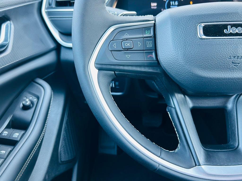 new 2025 Jeep Grand Cherokee car, priced at $40,089