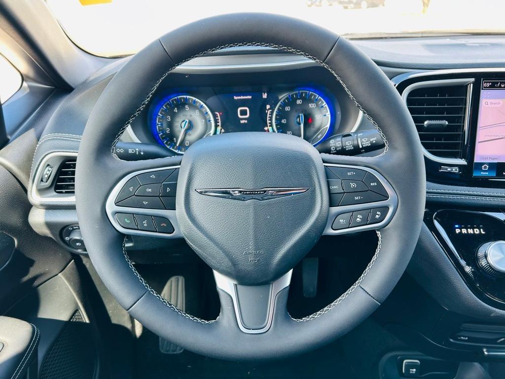 new 2025 Chrysler Pacifica car