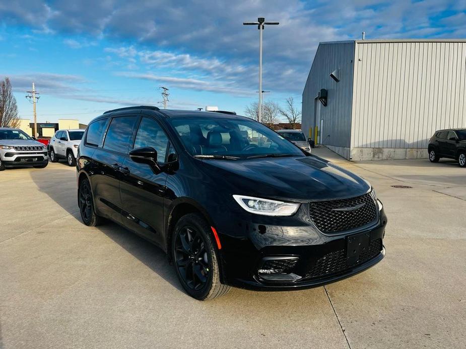 new 2025 Chrysler Pacifica car