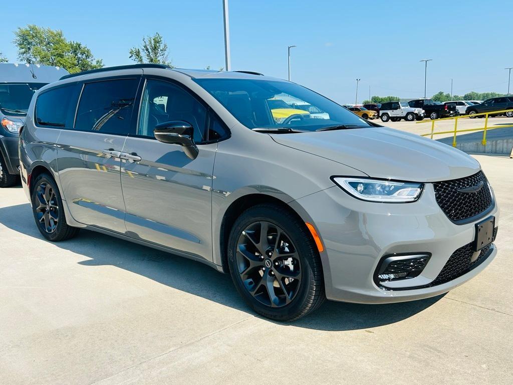 new 2025 Chrysler Pacifica car, priced at $51,951
