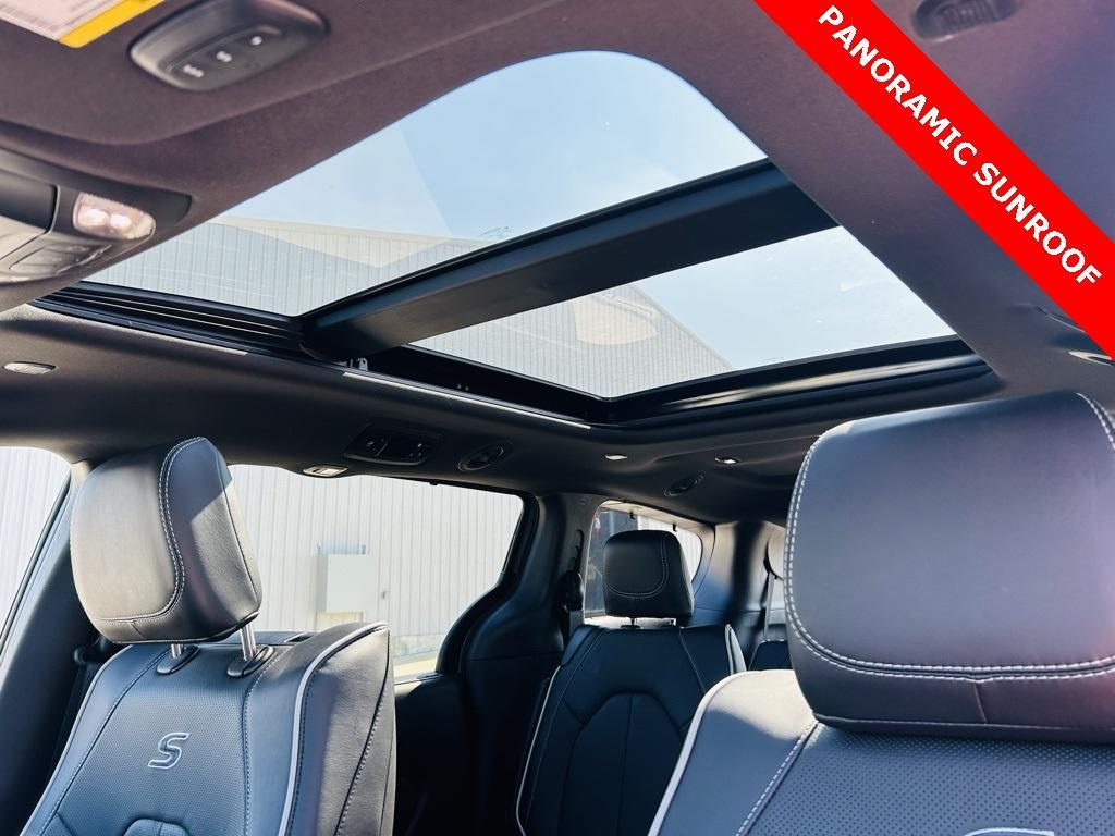 new 2025 Chrysler Pacifica car, priced at $51,951