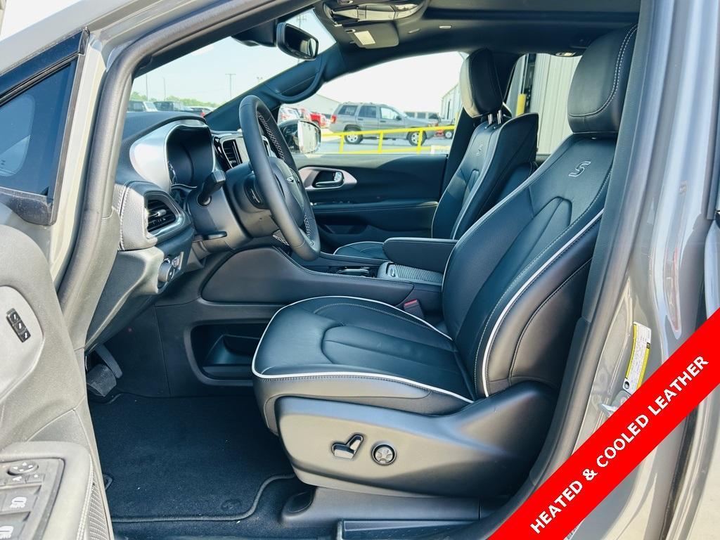 new 2025 Chrysler Pacifica car, priced at $51,951
