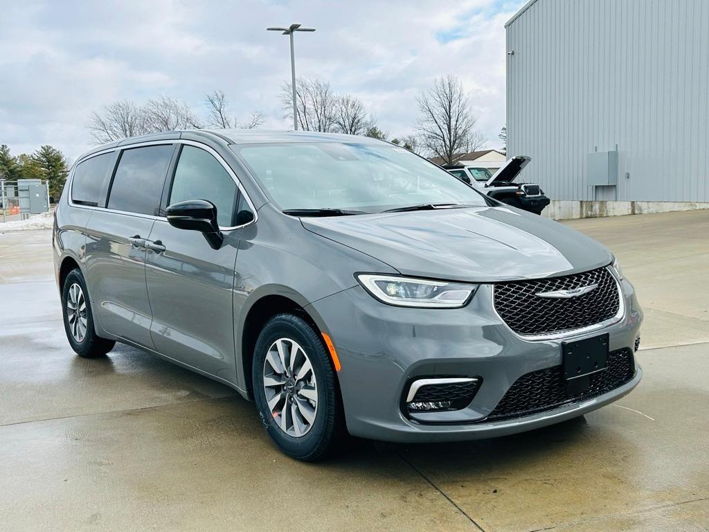 new 2025 Chrysler Pacifica Hybrid car, priced at $44,755