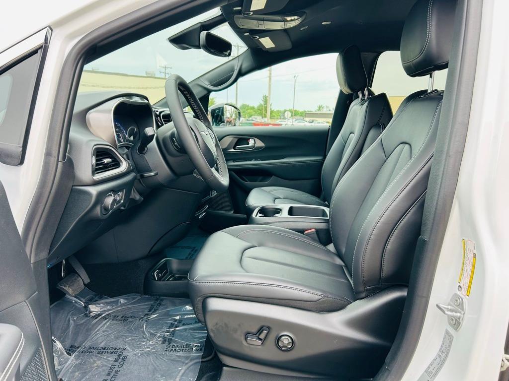 new 2025 Chrysler Voyager car