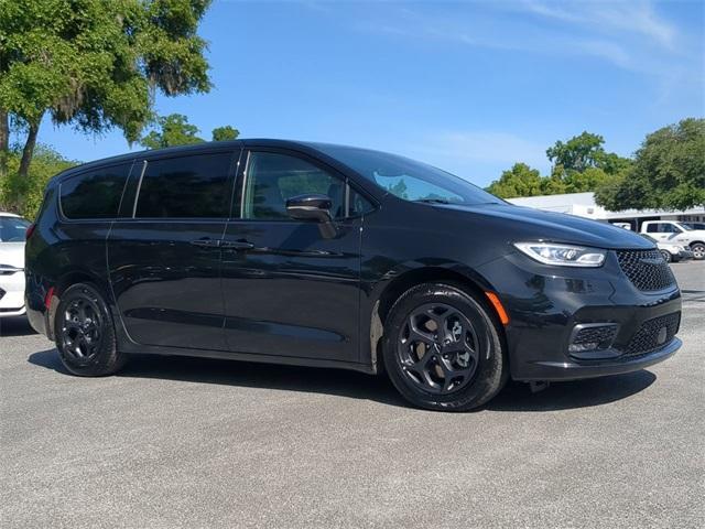 used 2022 Chrysler Pacifica Hybrid car, priced at $26,875