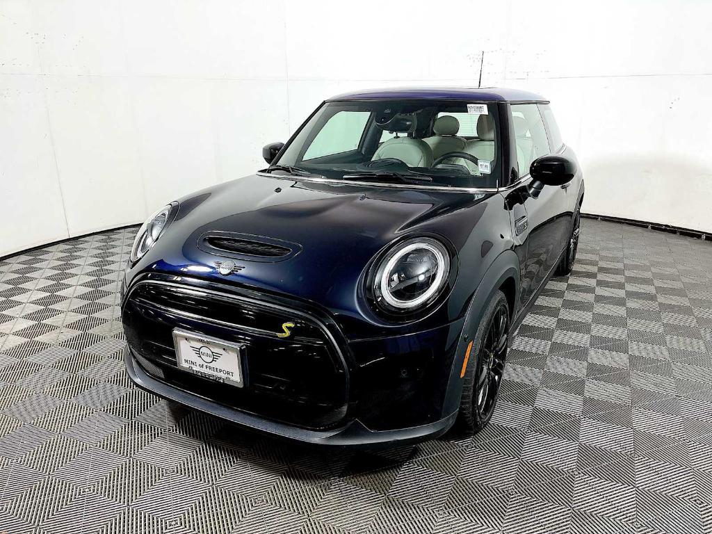 used 2024 MINI SE Hardtop car, priced at $21,488