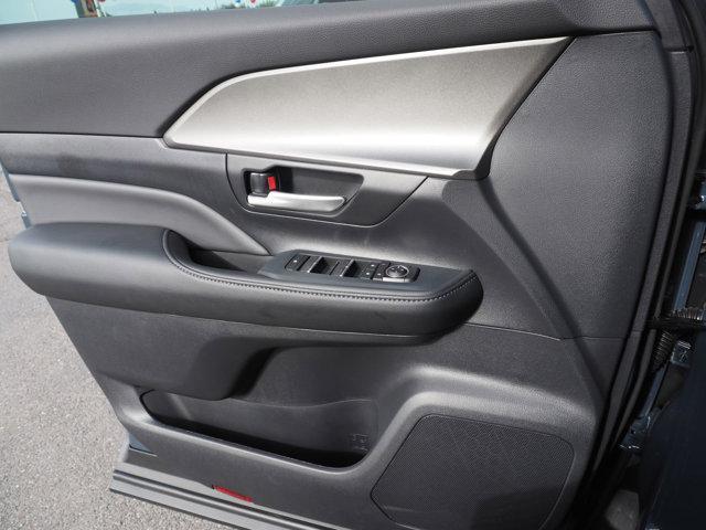 used 2025 Toyota Highlander car, priced at $48,499