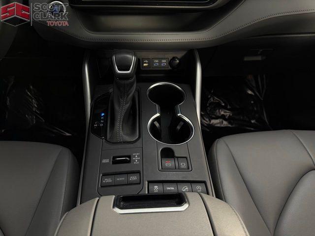 used 2022 Toyota Highlander car, priced at $34,003