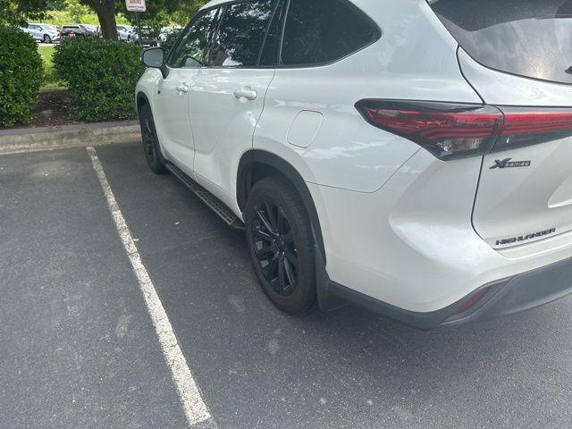 used 2022 Toyota Highlander car, priced at $34,499