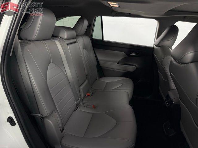 used 2022 Toyota Highlander car, priced at $34,003