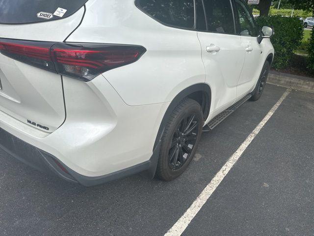 used 2022 Toyota Highlander car, priced at $34,499