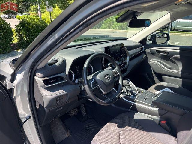 used 2022 Toyota Highlander car, priced at $32,652