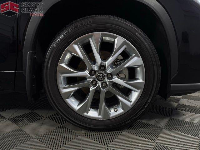used 2022 Toyota Highlander car, priced at $36,064