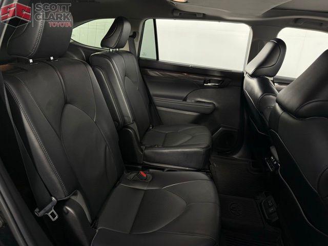 used 2022 Toyota Highlander car, priced at $36,064