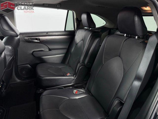 used 2022 Toyota Highlander car, priced at $36,064