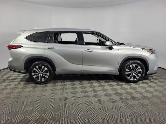 used 2022 Toyota Highlander car, priced at $35,334