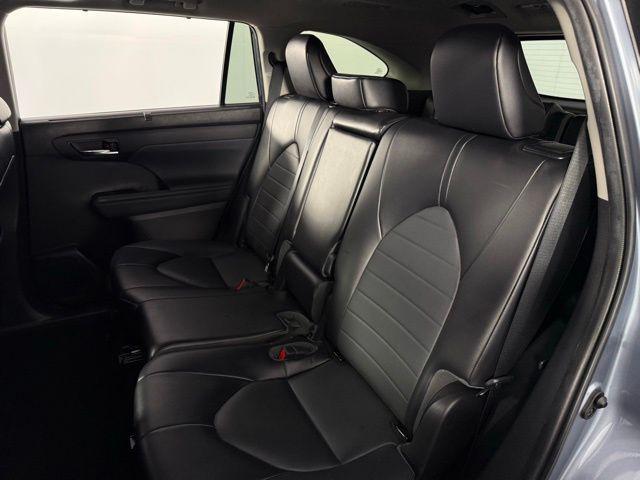 used 2022 Toyota Highlander car, priced at $31,001