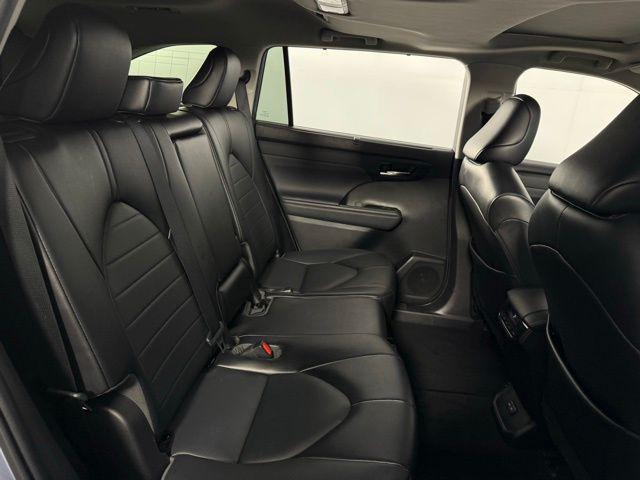 used 2022 Toyota Highlander car, priced at $31,001