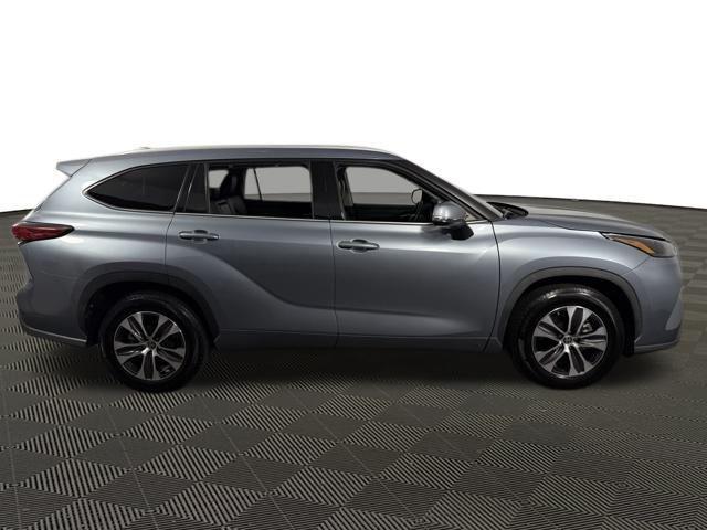 used 2022 Toyota Highlander car, priced at $31,001