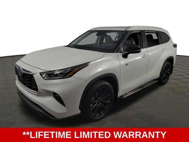 used 2025 Toyota Highlander car, priced at $47,867