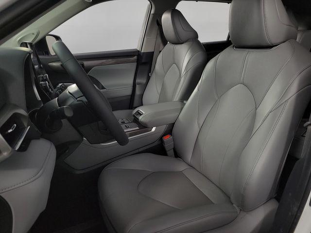 used 2025 Toyota Highlander car, priced at $47,867