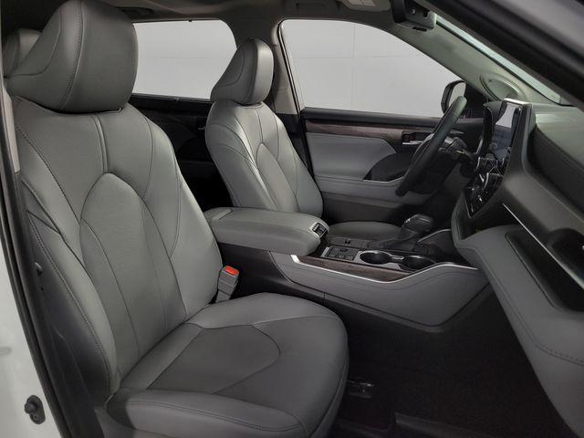 used 2025 Toyota Highlander car, priced at $47,867