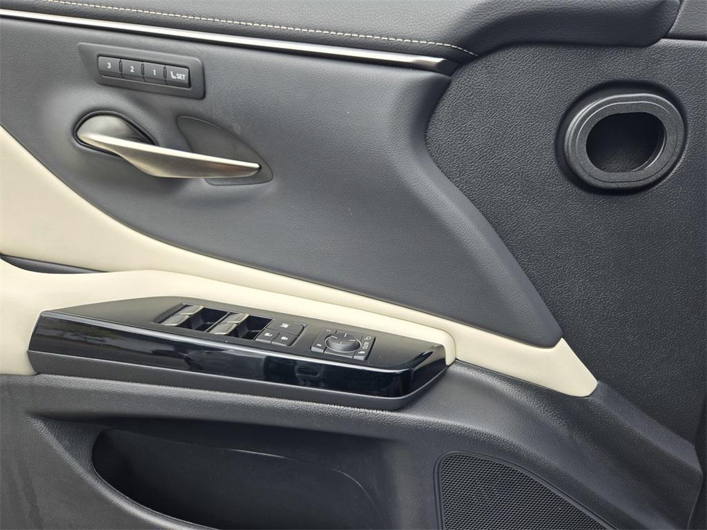 used 2023 Lexus ES 300h car, priced at $36,900