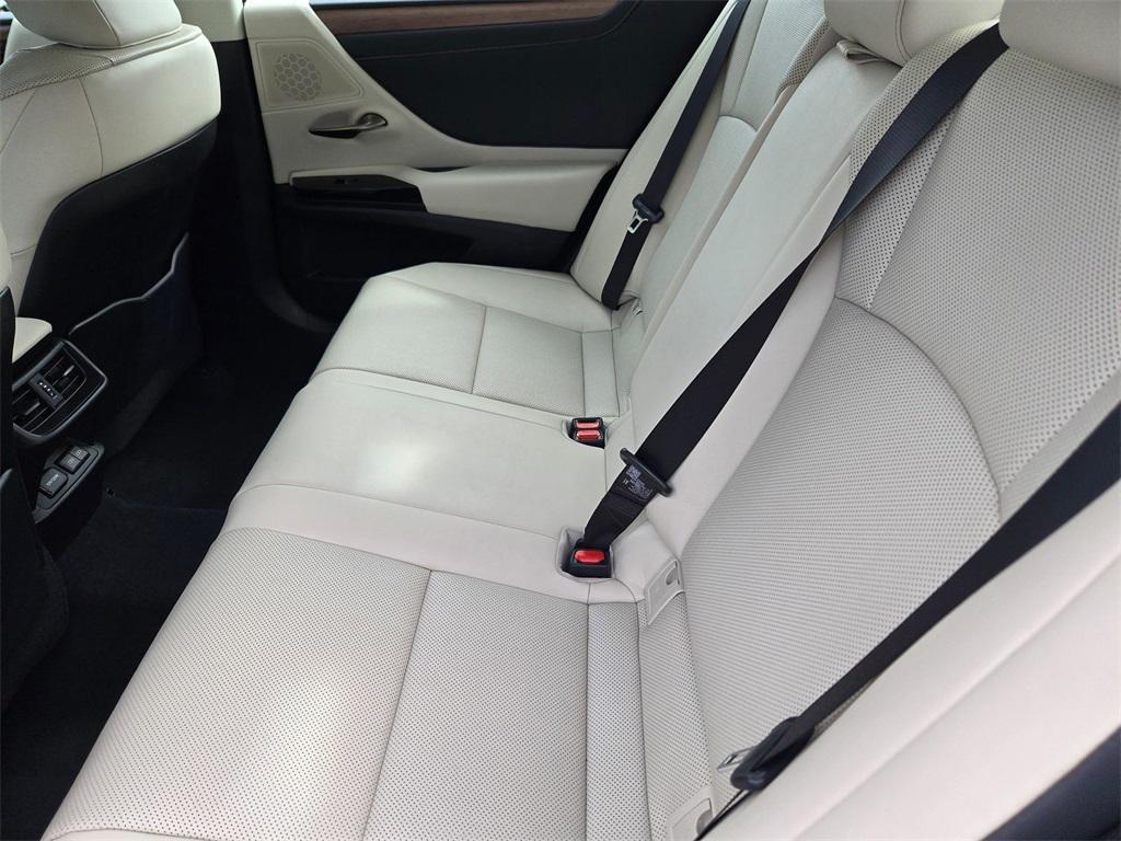 used 2023 Lexus ES 300h car, priced at $36,900