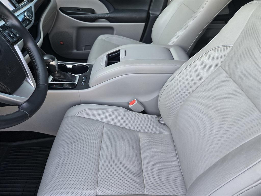 used 2014 Toyota Highlander car, priced at $16,900