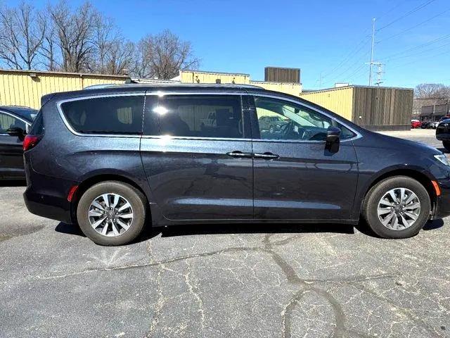 used 2021 Chrysler Pacifica Hybrid car, priced at $26,900