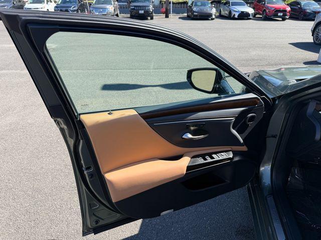 new 2025 Lexus ES 300h car, priced at $47,691