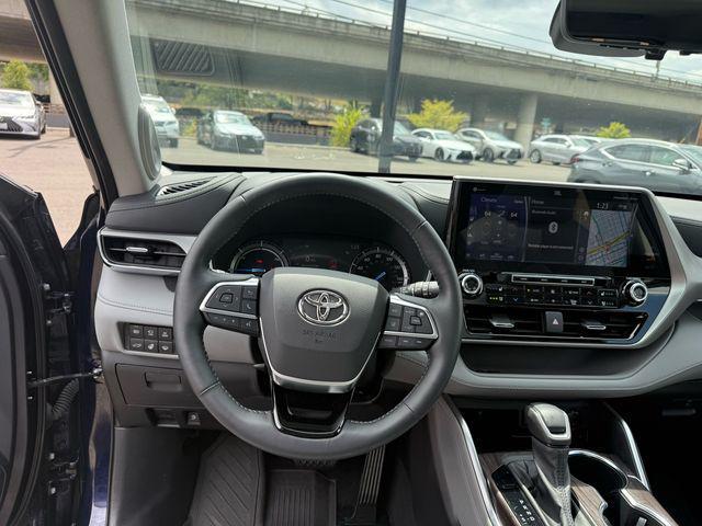 used 2021 Toyota Highlander Hybrid car, priced at $43,999