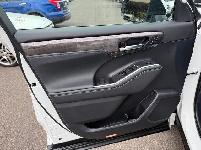 used 2023 Toyota Highlander car, priced at $44,999