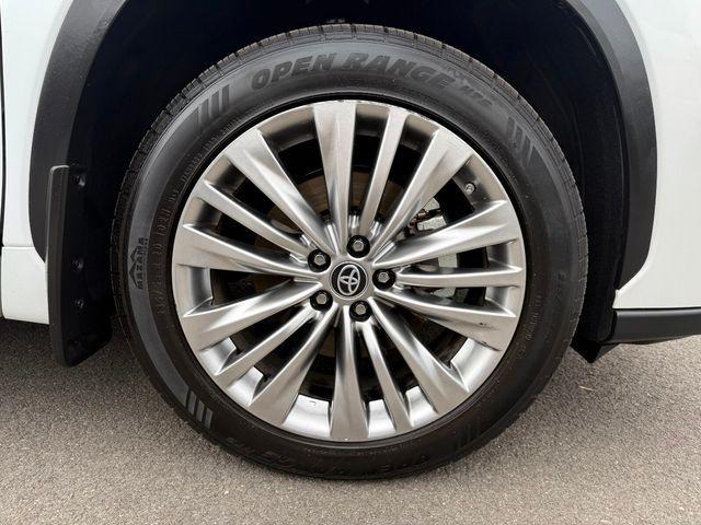 used 2023 Toyota Highlander car, priced at $44,999