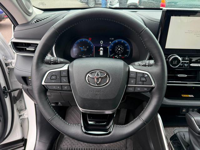 used 2023 Toyota Highlander car, priced at $44,999