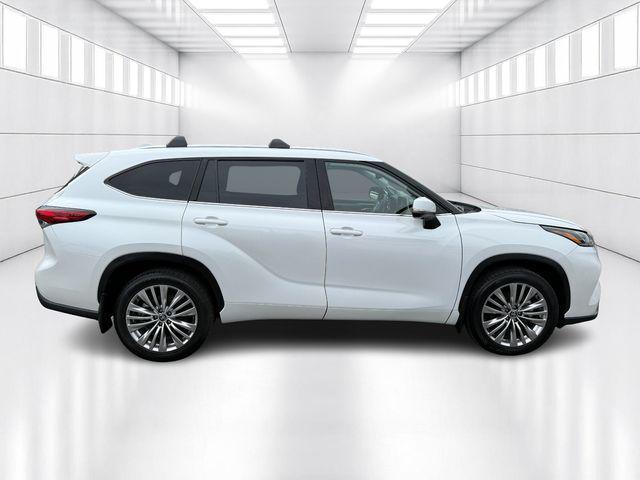 used 2023 Toyota Highlander car, priced at $44,999