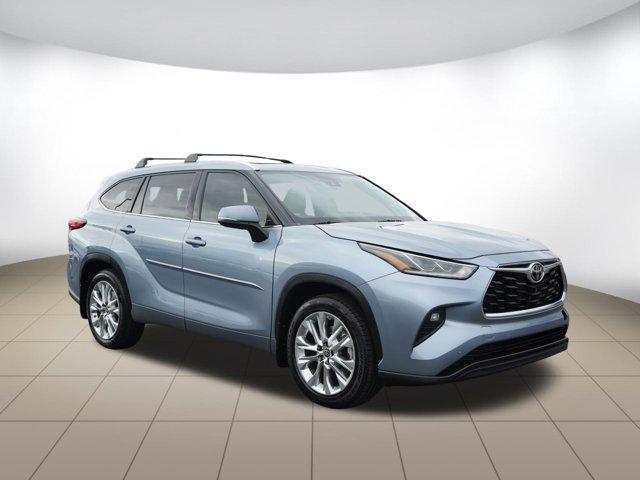 used 2022 Toyota Highlander car, priced at $40,999