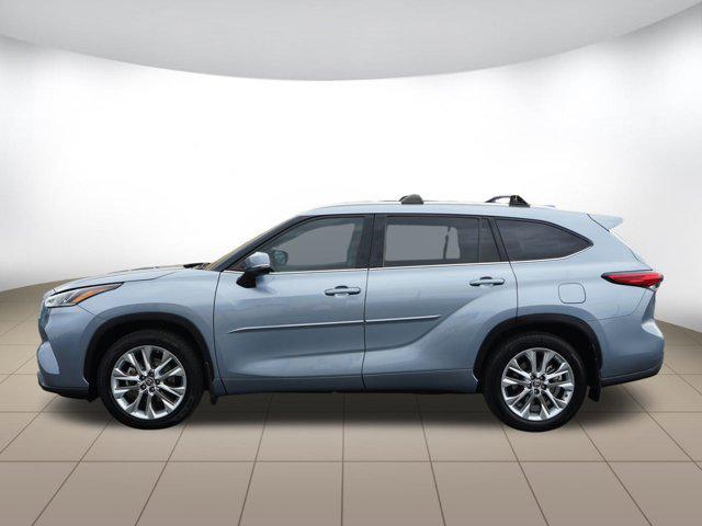 used 2022 Toyota Highlander car, priced at $39,499
