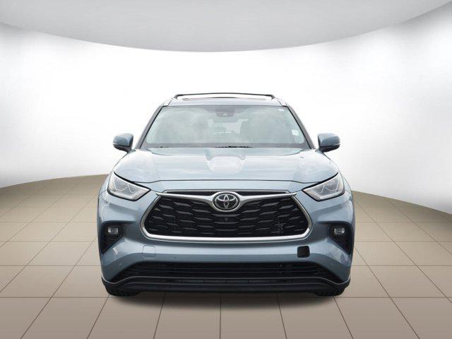 used 2022 Toyota Highlander car, priced at $39,499