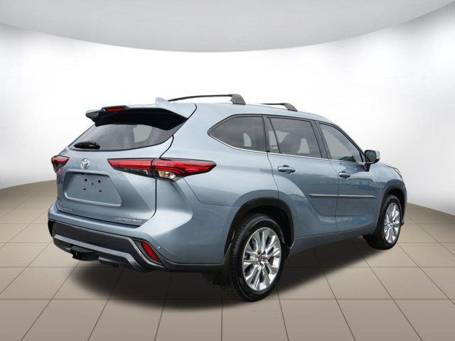 used 2022 Toyota Highlander car, priced at $39,499