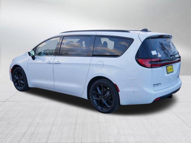 new 2024 Chrysler Pacifica car, priced at $46,079