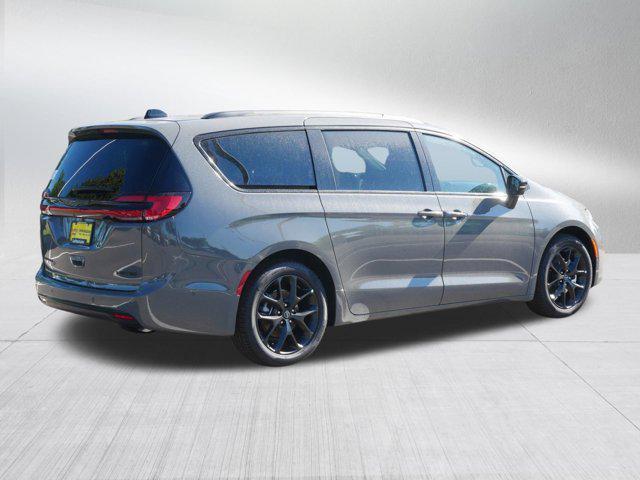 new 2025 Chrysler Pacifica car, priced at $47,864